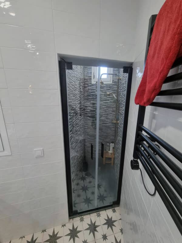 FURO-B12_Customers_Shower-enclosure-made-to-measure-(16)