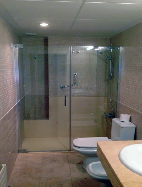 FURO-B15_Customers_Shower-enclosure-made-to-measure-(2)