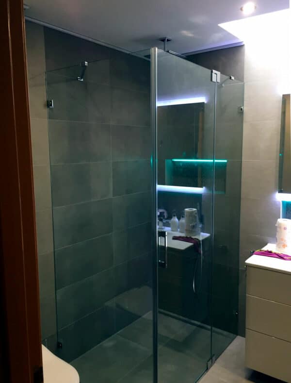 FURO-B17_Customers_Shower-enclosure-made-to-measure-(2)
