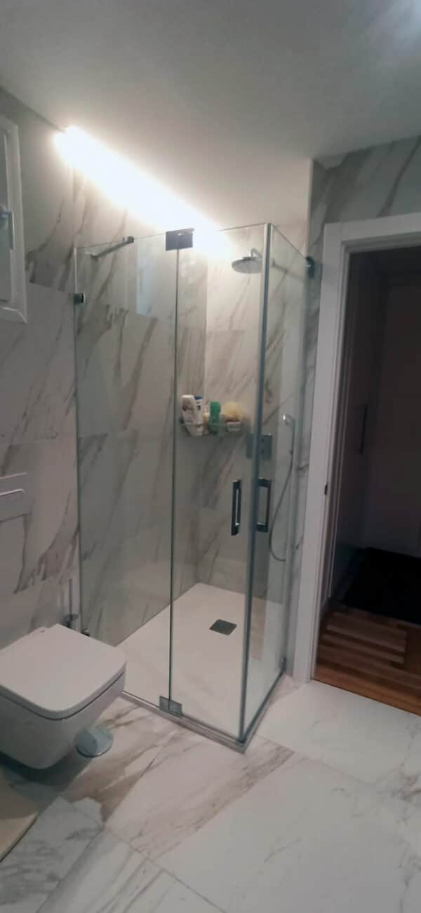 FURO-B20_Customers_Shower-enclosure-made-to-measure-(1)
