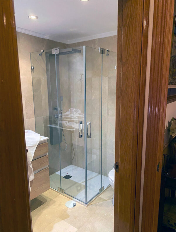 FURO-B20_Customers_Shower-enclosure-made-to-measure-(2)