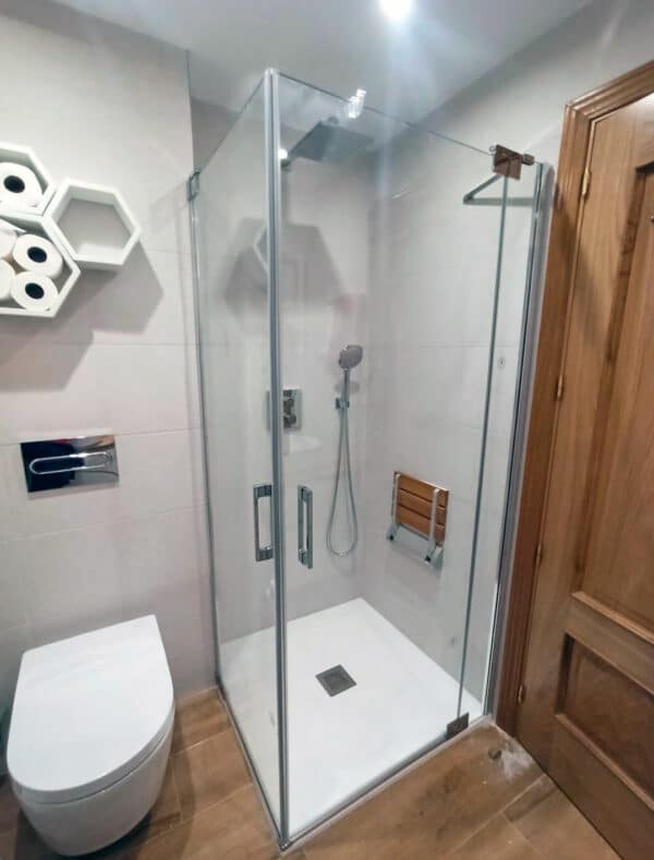 FURO-B21_Customers_Shower-enclosure-made-to-measure-(1)