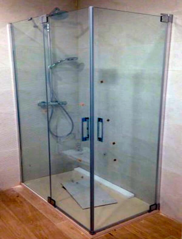 FURO-B21_Customers_Shower-enclosure-made-to-measure-(2)