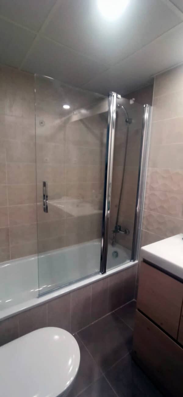 WALK-IN-P05_BATHTUB_Customers_Shower-enclosure-made-to-measure-(2)