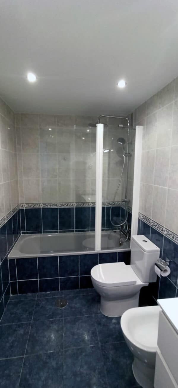 WALK-IN-P05_BATHTUB_Customers_Shower-enclosure-made-to-measure-(3)