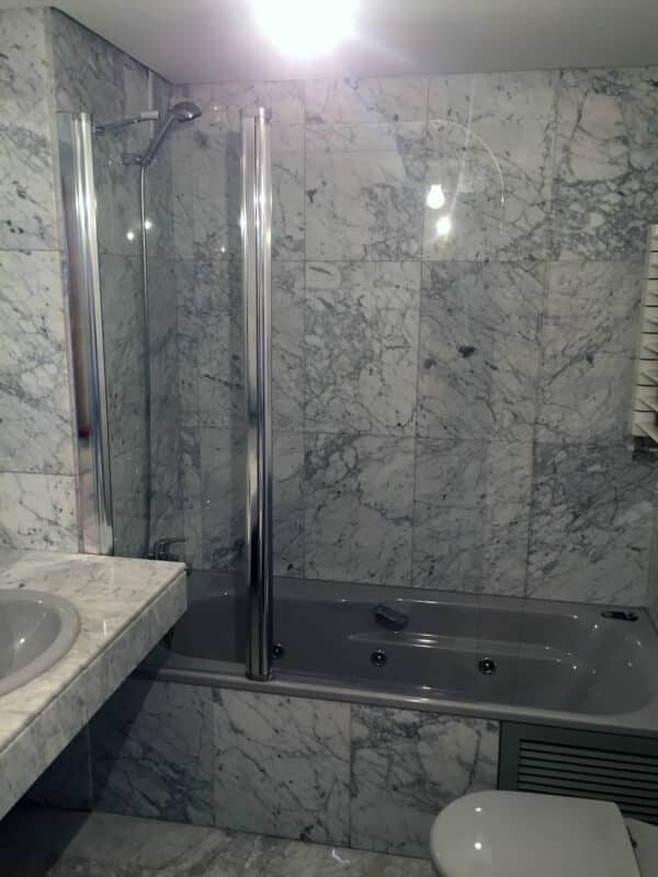WALK-IN-P05_BATHTUB_Customers_Shower-enclosure-made-to-measure-(5)