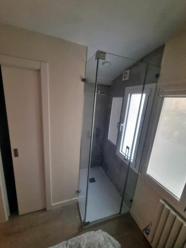 FURO-B24_Customers_Shower-enclosure-made-to-measure-(20)